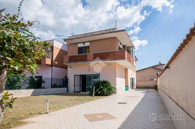 PORZIONE DI BIFAMILIARE A FIUMICINO