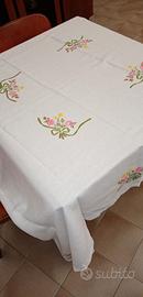 Tovaglia ricamata a colori