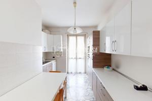 ampio trilocale con 3 balconi