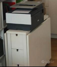 Tavolo pieghevole IKEA di colore bianco
