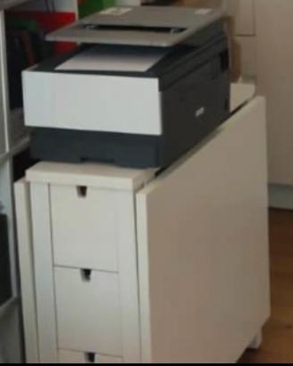 Tavolo pieghevole IKEA di colore bianco