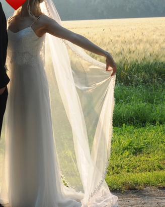 Abito da sposa Atelier Emé con velo ricamato