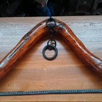 Antico giogo per buoi in ferro e quercia