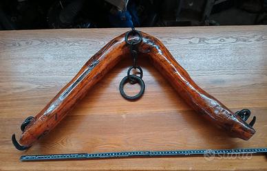 Antico giogo per buoi in ferro e quercia