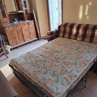 divano letto in legno e tessuto 