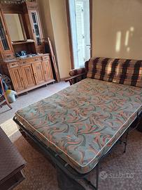 divano letto in legno e tessuto 
