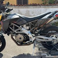 Dorsoduro 750 akrapovich tenuta benissimo