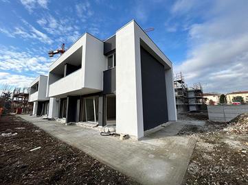 VILLA A SCHIERA CENTRALE A CARPI