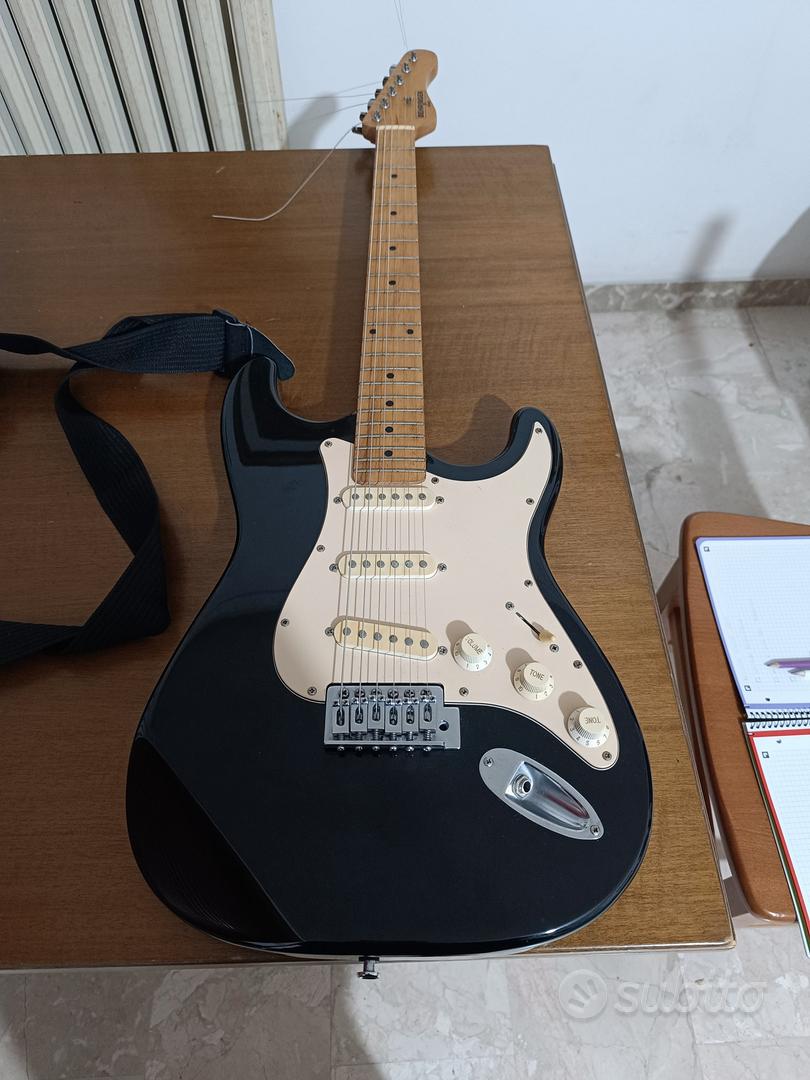 Chitarra elettrica Behringer tipo Fender Stratocaster nera + corde