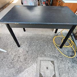 tavolo allungabile e tre sedie