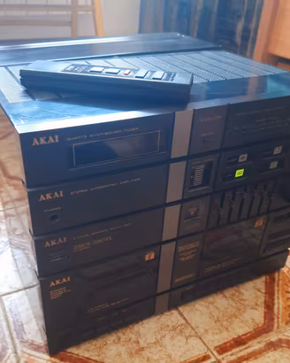 Hi-Fi Akai AC-M310WR a torre. Made in France