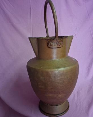 Antica brocca in rame