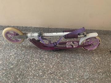 monopattino pieghevole rosa e bianco