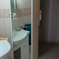 Mobile da bagno in legno di colore bianco 