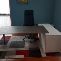 Scrivania per ufficio come nuova
