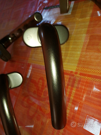 Sei maniglie universali per infissi bronzate