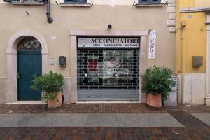 NEGOZIO A MONTICHIARI