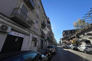 NEGOZIO A NAPOLI