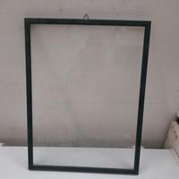 cornice in legno di colore verde completa di vetro