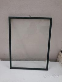 cornice in legno di colore verde completa di vetro