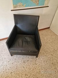 poltrona in pelle nera 