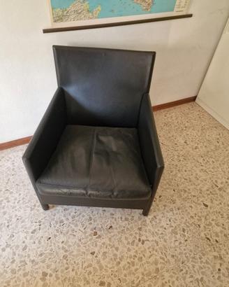 poltrona in pelle nera 