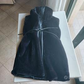 Gilet smanicato nero con cappuccio e cinta