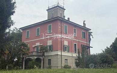 Villa Storica a Cucciago Via Raffaello 15 locali