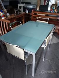 Tavolo con 4 Sedie