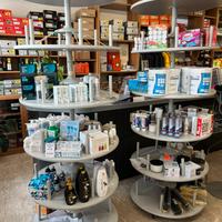 Espositore girevole a colonna a più ripiani legno