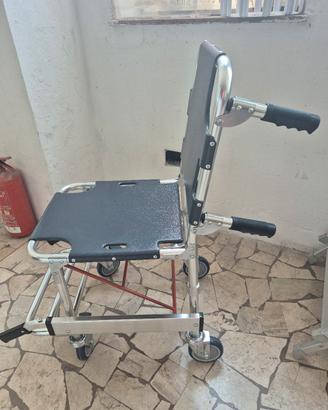Sedia a rotelle in alluminio richiudibile 