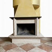 Camino a legna in travertino