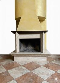 Camino a legna in travertino