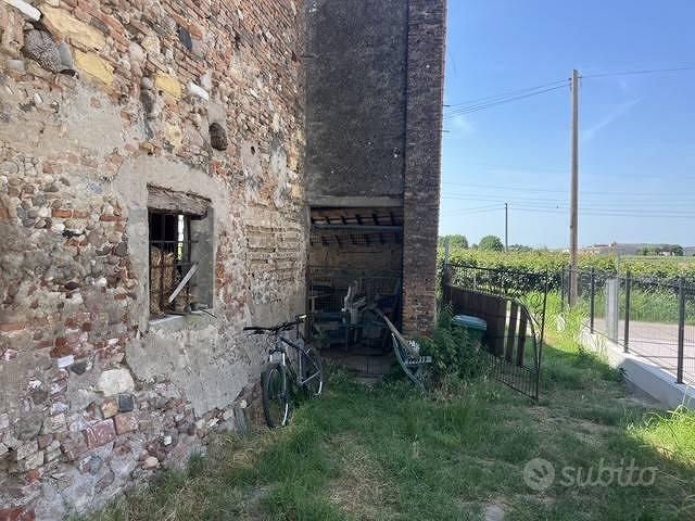 Rustico / Casale di 204 m² con più di 5 locali a R - Altro