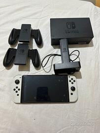 Nintendo Switch OLED Bianca + Accessori Extra