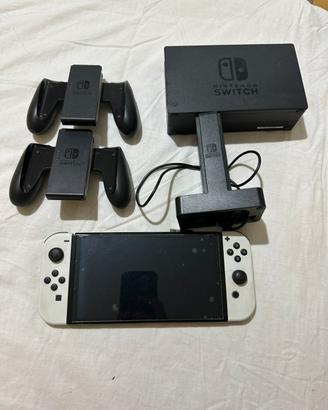 Nintendo Switch OLED Bianca + Accessori Extra