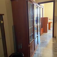 Mobile a giorno in legno massello e vetro