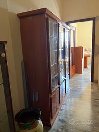 Mobile a giorno in legno massello e vetro