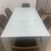 Tavolo bianco opaco e vetro