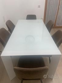 Tavolo bianco opaco e vetro