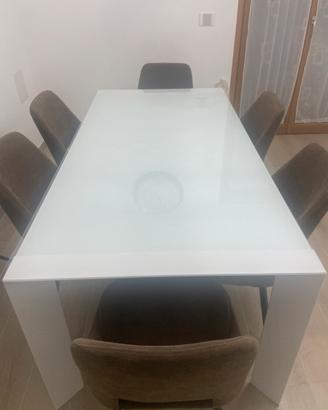 Tavolo bianco opaco e vetro