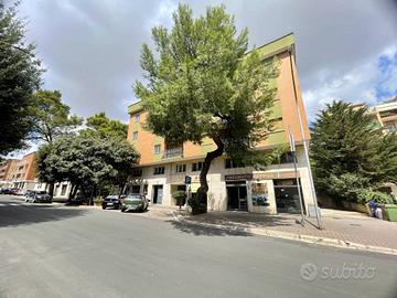 Appartamento di 100 m² con 4 locali e box auto a M
