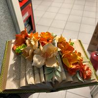 Libro decorato con fiori di carta