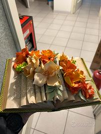 Libro decorato con fiori di carta