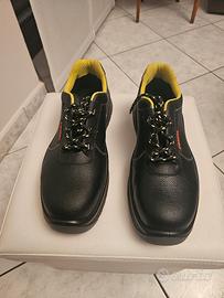 Scarpe antinfortunistiche mai usate 
