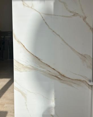 Piastrelle in gres porcellanato effetto marmo