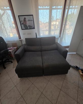 divano 2 posti con chaise longue estraibile