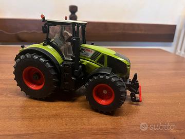 Trattore Claas Axon marca Siku