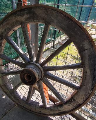 Ruota di veccho carro antico