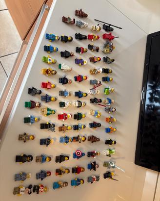 72 minifigure + 1 cavallo marrone LEGO •  + vari